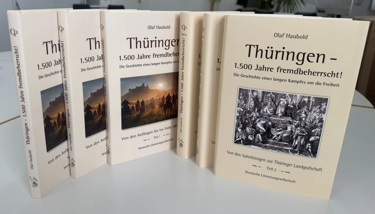Beide gedruckten Bände auf einem Tisch