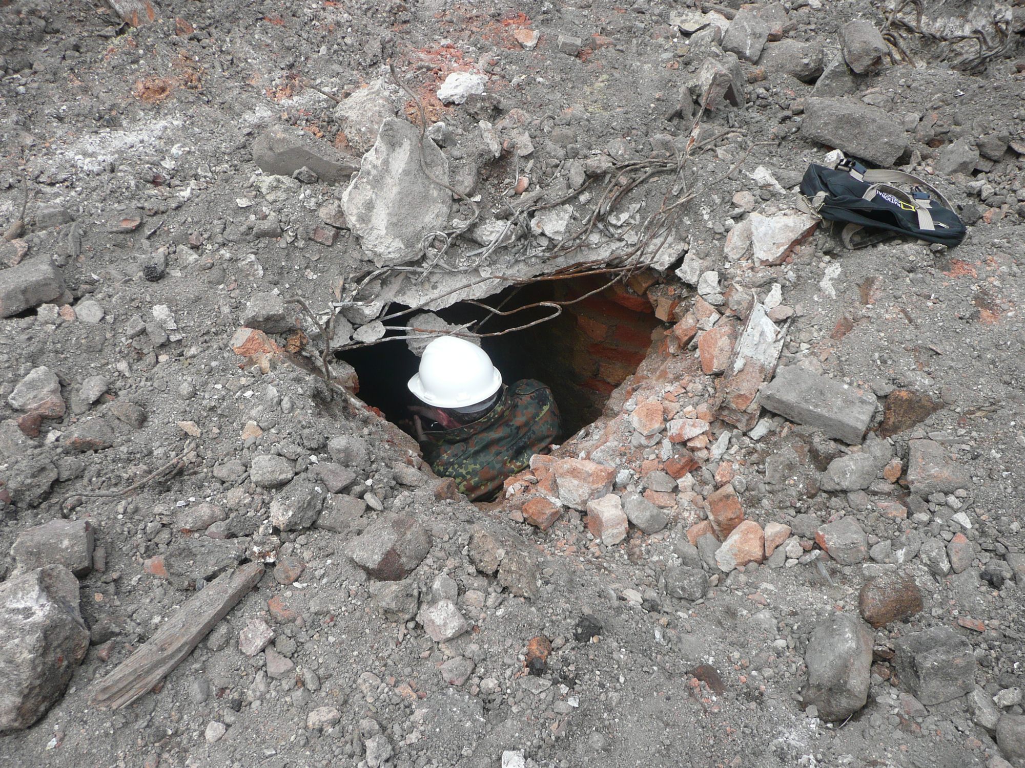 Grabungsschacht von oben mit Ziegelmauerwerk